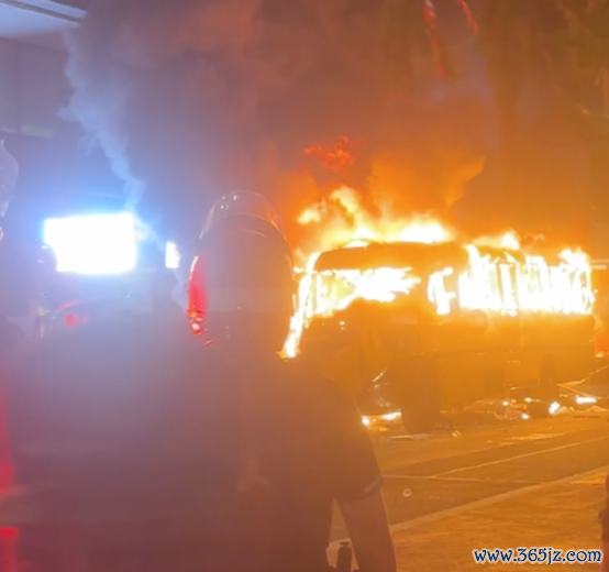 纽约一辆车被大火合并画面 图源：外媒